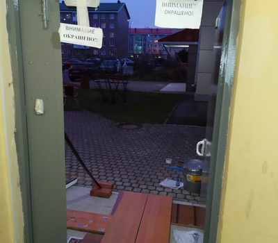 Окраска входной двери в парадную №1 на Колпинском ш,д.12,к.1