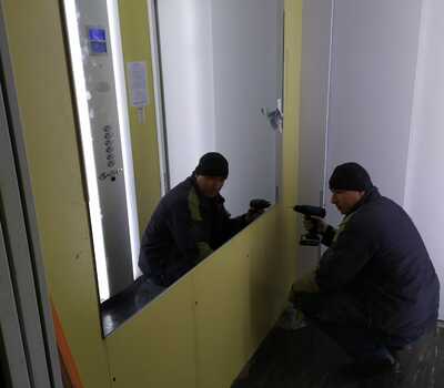 Установка зеркала в лифте на Колпинское ш. 14 (парадная №2)